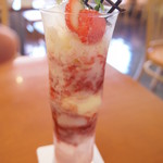 ル・パティシェ ヤマダ - 『ヤマダ流・花雪氷』イチゴのカキ氷　864円