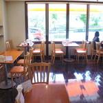 ル・パティシェ ヤマダ - 優しい光が差し込む店内