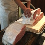神戸牛炉釜炭焼ステーキ IDEA - 菅井料理長から今日のお肉をご説明いただいています＼(^o^)／