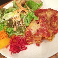 イレール人形町 - ラピッドランチ
                  ラザニア、サラダ、自家製パンのワンプレート