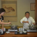 三代目店主がお話後、スープのつぎわけ