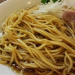 燃えよ麺助 - ボソボソパツパツとした食感の中太ストレート麺