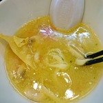 らーめん 稲荷屋 - バターや白ワインの複雑な旨味にトマトの酸味…