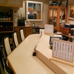 魚将 - カウンター8席とこじんまりとした店内。