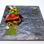 リストランテ ドゥエ フィオーリ - 香川県産オリーブ牛の低温ロースト グリーンペッパー風味
ピスタチオのソース キノコの傘 アーティチョーク