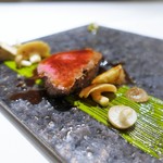 リストランテ ドゥエ フィオーリ - 香川県産オリーブ牛の低温ロースト グリーンペッパー風味
ピスタチオのソース キノコの傘 アーティチョーク