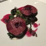 レフェルヴェソンス - 焚き火の香り～　蝦夷鹿の鞍下肉を薪で焼いて、帆立貝のムスリーヌ、赤ピーマンの炭化ピュレ、赤紫蘇、空芯菜
      