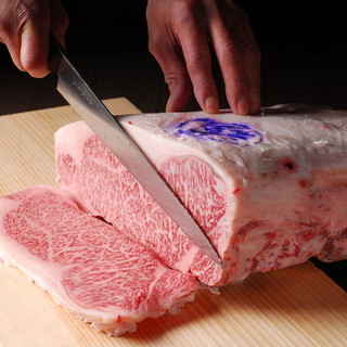 冷凍のお肉を使用せず、手切りにこだわる