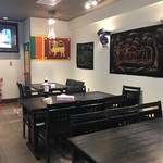 ヌワラ カデ - 店内テーブル席