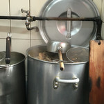 天神そば - 寸胴には、大量の鶏ガラが入って炊いています。（2016.7 byジプシーくん）