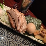 つけ麺 繁田 - トッピングというよりもメインディッシュの風情