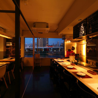 Bistro with a panoramic view of the Sumida River