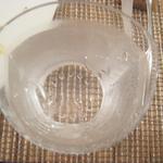 ペペロッソ - 三角形の水のコップ