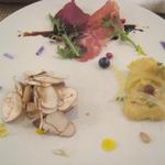 ペペロッソ - アンティパスト盛り合わせ（生ハム3種、生マッシュルームと羊の白カビチーズ、エイのエスカベチェ）