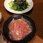 国産牛焼肉食べ放題 肉匠坂井 - タンとチョレギサラダ