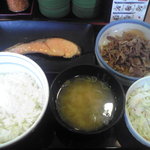 吉野家 - 2010/10/08 牛鮭サラダ定食580円819kcal、牛皿の盛りがいい感じだ。