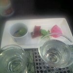 アテ２００円也「赤かぶの甘酢、鮭とば、オリーブ」なんぼでも日本酒飲める～