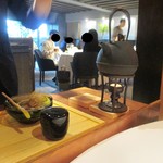 レフェルヴェソンス - スタッフさんがお茶をたてます