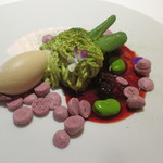 空豆のクレームと桑の実のコンフィチュール、トンカ豆のアイスクリーム
          