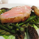 レフェルヴェソンス - 今帰仁アグー豚を薪で、沖縄ヨモギのジュとシャンピニオンのピュレ、菜花とアミガサ茸
      