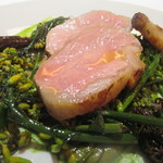 レフェルヴェソンス - 今帰仁アグー豚を薪で、沖縄ヨモギのジュとシャンピニオンのピュレ、菜花とアミガサ茸
      