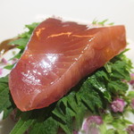 上り鰹の昆布締め、栄螺（サザエ）と黒ニンニクのエミュルション、紫蘇の葉と花、コンブチャで発酵させたセロリと発酵乳
          