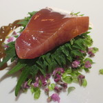 レフェルヴェソンス - 上り鰹の昆布締め、栄螺（サザエ）と黒ニンニクのエミュルション、紫蘇の葉と花、コンブチャで発酵させたセロリと発酵乳
      