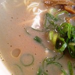 中華そば一久 - スープの表情　すごい色で美味しそうにない