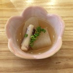 魚のおいしさを伝道する店 春代 - お疲れ晩酌セットの季節の小鉢3種盛（煮物）