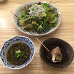 魚のおいしさを伝道する店 春代 - お疲れ晩酌セットの季節の小鉢3種盛（釜揚げしらすサラダ、活つぶ貝の煮付） + もずく酢