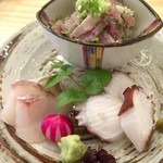 魚のおいしさを伝道する店 春代 - お疲れ晩酌セットの旬鮮魚の刺身3種盛（真鯵のたたき、活〆ほうぼう、活蛸のほうじ茶ボイル）（アップ）