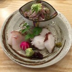 魚のおいしさを伝道する店 春代 - お疲れ晩酌セットの旬鮮魚の刺身3種盛（真鯵のたたき、活〆ほうぼう、活蛸のほうじ茶ボイル）