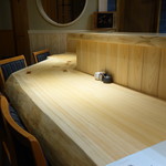 柳家錦 - 分厚いヒノキのカウンター