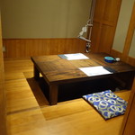 柳家錦 - 四人掛け掘りごたつ席も三つあります。宴会は14人まで。