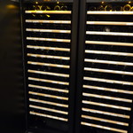 柳家錦 - 白ワインと赤ワインに分かれた観音開きのユーロカーブ（ワインセラー）が見事です