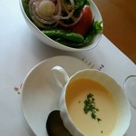 欧風料理エスカルゴ - サラダとコーンスープ