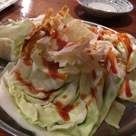 万正 - つきだしのキャベツ、このタレが美味い！