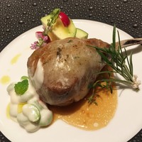 ナベノ-イズム - オーストラリア産仔羊　ラヴェンダーの花を散らしクレピネットに、枝豆のアーモンドミルクまとめと水茄子のサラダ