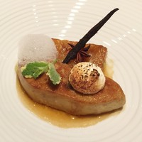 ナベノ-イズム - フォアグラのV.C.C.焼きとラム酒スパイスの薫るパイナップルのキャラメリゼ　ココナッツのメレンゲとマリブのエアー
