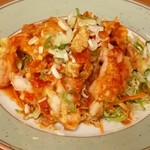 餃子の味楽 - 油淋鶏(ユーリンジー)
            ：鶏肉の唐揚げに、刻んだ長ネギを載せて、甘い酢醤油のタレをかけた料理です｡