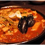 炭火焼肉・韓国料理 KollaBo - 海鮮トッポギ　980円　こいつも必食！マジで出汁でまくりんぐ。
