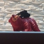 熊の焼鳥106 - 庇の上に焼鳥を咥えた熊がいます