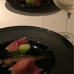 カンブーザ - Antipasto Cardo 温菜、和歌山県産鮎のコンフィと生ハムメロン　キュウリとサンブーカのソース