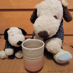 萩本陣 - 旅館のお部屋にあったアンケートを書いて、
      チェックアウトの時に渡したら、こんな素敵な萩焼の湯呑を
      頂いちゃいました！軽くて持ちやすく、使い勝手がいい湯呑なので、
      おうちで愛用させてもらってます。