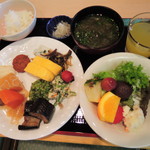 萩本陣 - こっちのお皿は和食メニューをとってみたよ。
      ごはんはこしひかりです。