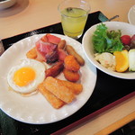 萩本陣 - じゃ～ん！こっちのお皿は主に洋食メニューを。
      サラダやフルーツも。