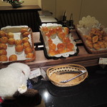 萩本陣 - 朝食はバイキングだよ。パンが美味しそう～