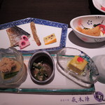 萩本陣 - 旅館の方がお料理についてひとつひとつ丁寧に
      説明をして下さいます。津和野もそうだったけど、
      こちらの旅館でもお料理には地元食材を使われてて
      旅行者としては嬉しいよね。それではいただきま～す！
      