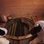 萩本陣 - 浴槽は檜だよ。
      萩の夜はとても静かで、都会とは違うねえ。
      湯舟に注ぐお湯の音だけが響いています。 