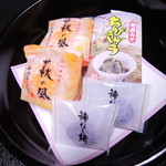 萩本陣 - お部屋に用意されていたお茶請けを頂きながら
      とりあえず、ひと休み。
      これからお楽しみの温泉に入りに行くよ～！！
      
      【閲覧注意】つぬっこ＆ちびつぬの入浴シーンあり！ 
      